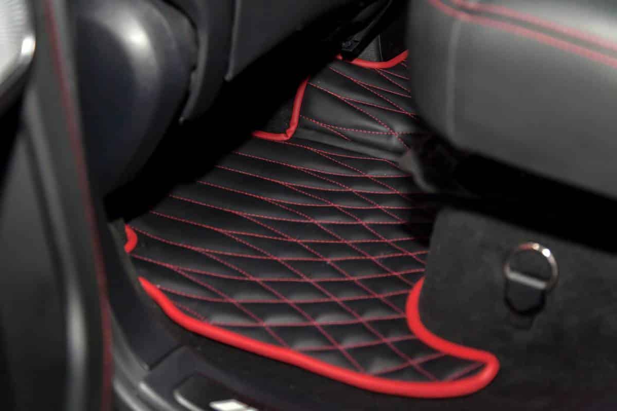 Tapis De Sol Voiture Sur Mesure Peugeot 2008 Allure (2002-2025) - Imperméable PU Cuir - Noir/Rouge - 7