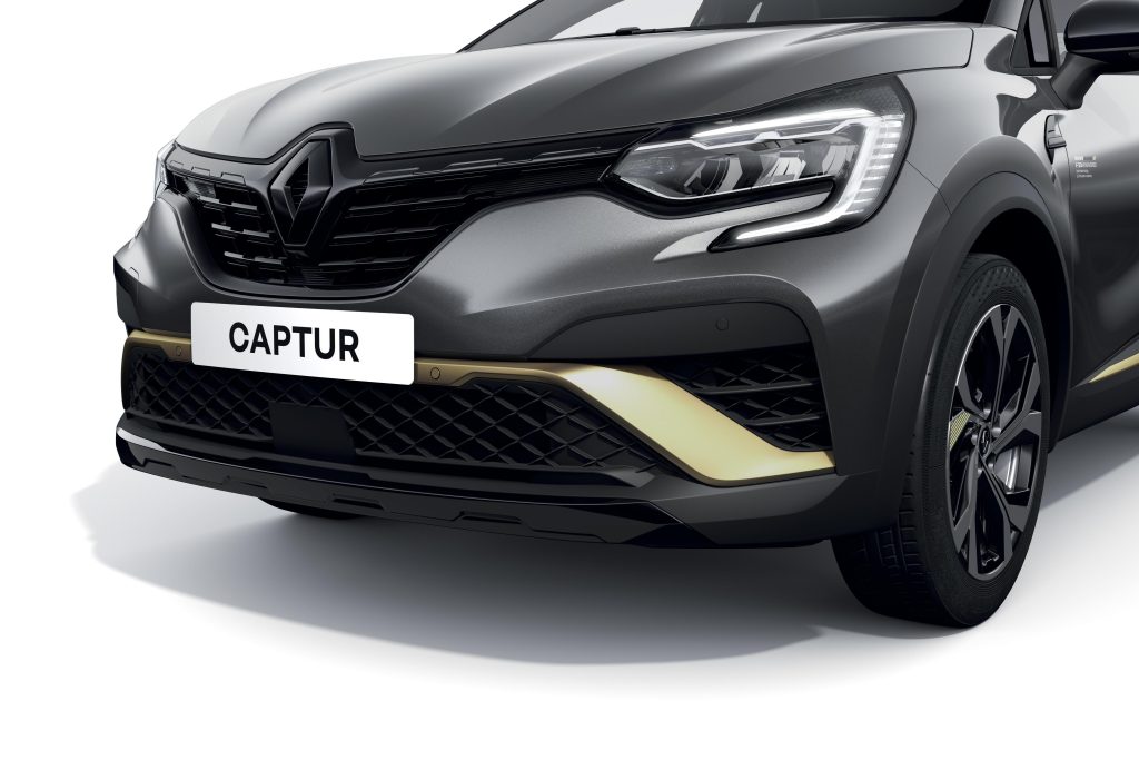 3 2022 Renault CAPTUR E Tech engineered