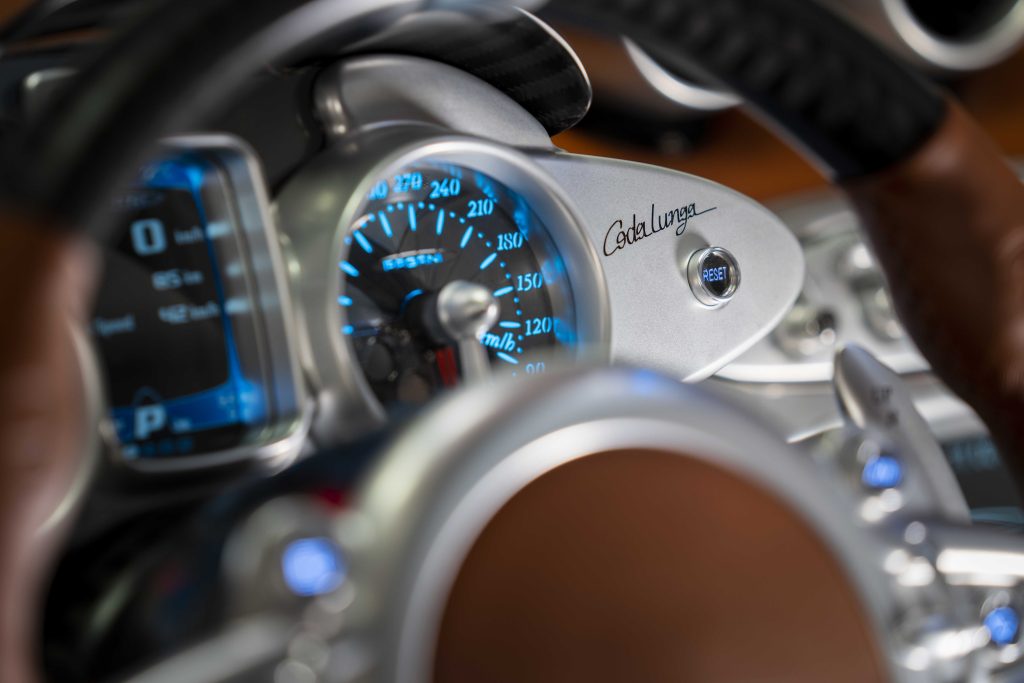Pagani dévoile son modèle ultra limité, la Huayra Codalunga dettaglio logo cruscotto copia 1