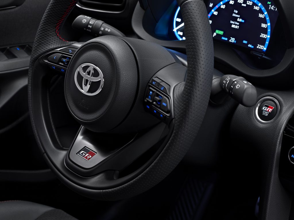 2022 yaris cross grs int 003 2