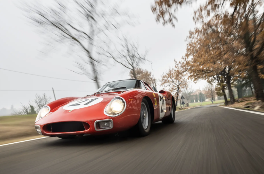À Paris, cette Ferrari de légende victorieuse au Mans adjugée près de 35 millions d’euros ferrari 250 LM