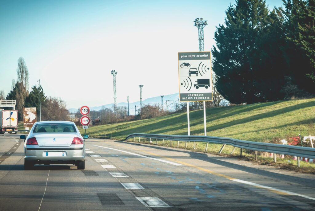 Jusqu’à 400 € d’amende et 8 points retirés : ce que préparent les radars nouvelle génération qui arrivent sur les routes françaises en 2026 radars automatique france