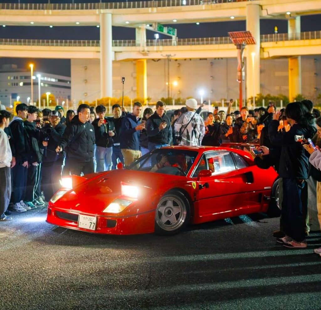 "Une expérience folle" : Lewis Hamilton embarque Kim Kardashian dans une Ferrari F40 pour un show dans les rues de Tokyo Ferrari F40 Lewis Hamilton Kim Kardashian